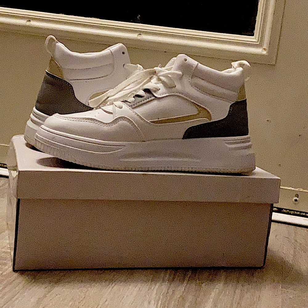 Vintage Style White sneaker { Size 7.5 CA }